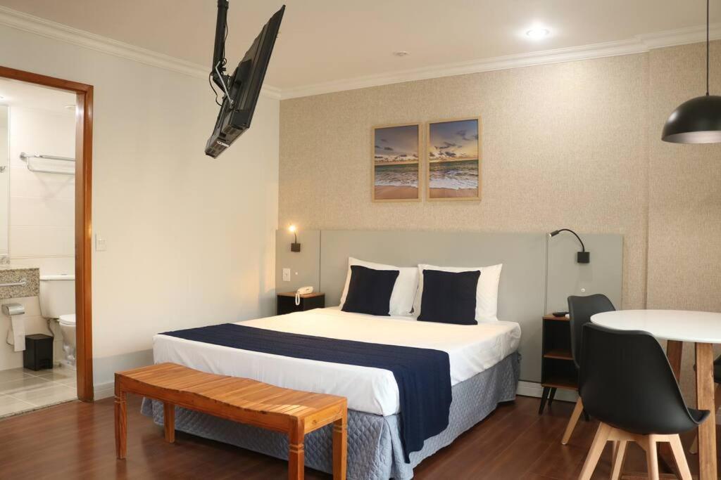 Apartamento Barra Premium - Flat 03 Piscina, Academia, Praia, Ate 4 *