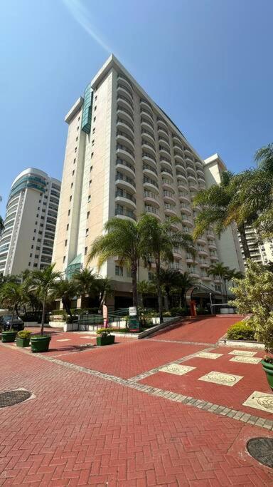 Apartamento Barra Premium - Flat 03 Piscina, Academia, Praia, Ate 4