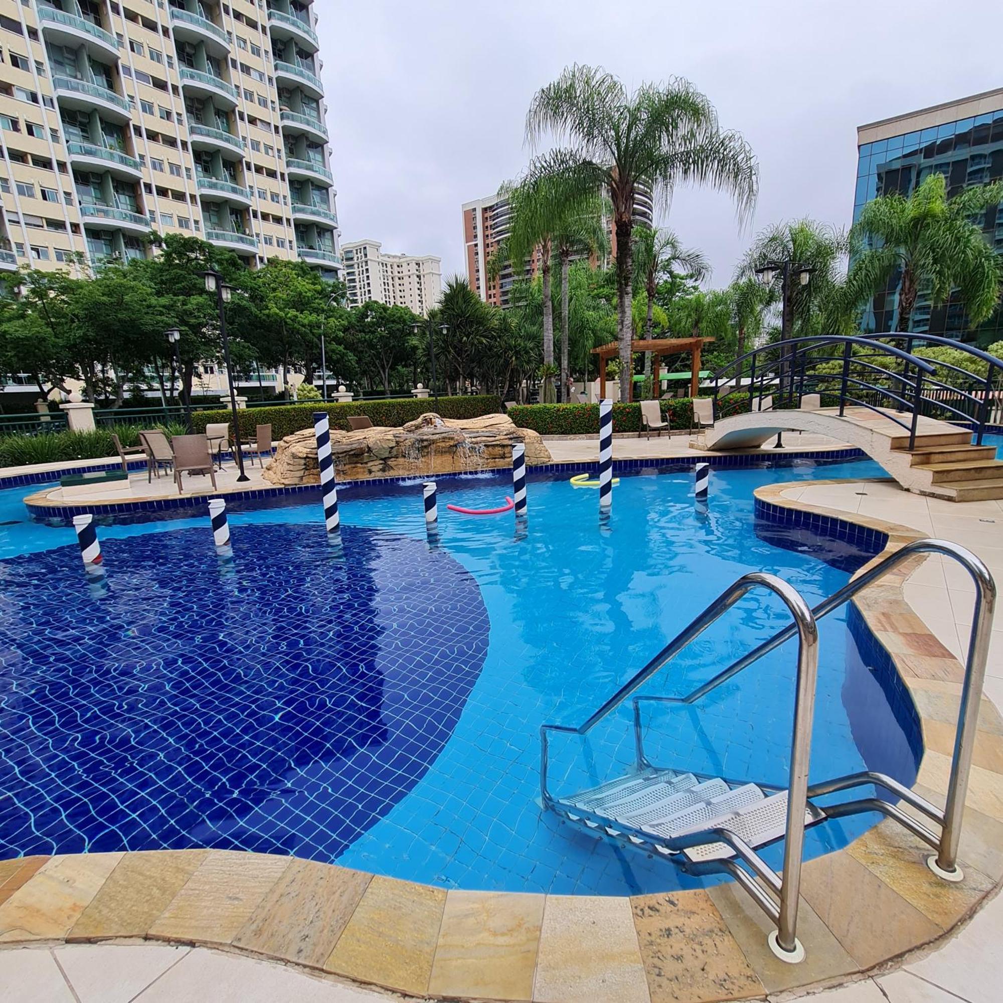 Apartamento Barra Premium - Flat 03 Piscina, Academia, Praia, Ate 4 *